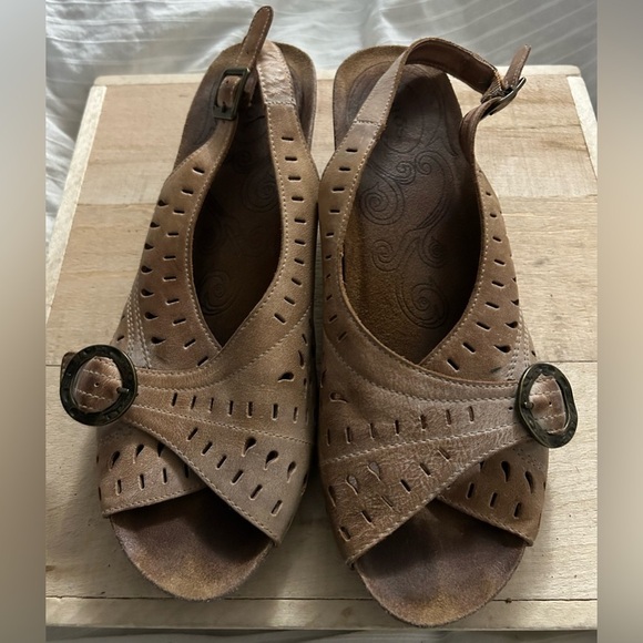 Taos Slinger Graphite Beige Perforated Leather Slingback Sandals Size 10 - Picture 1 of 13